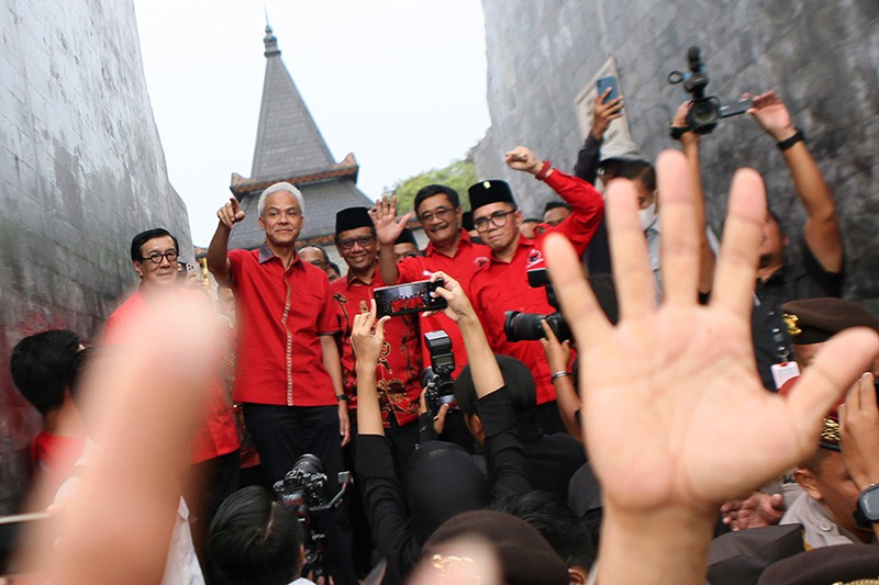Ganjar Pranowo-Mahfud MD Ziarah ke Makam Presiden Soekarno - Bagian 2