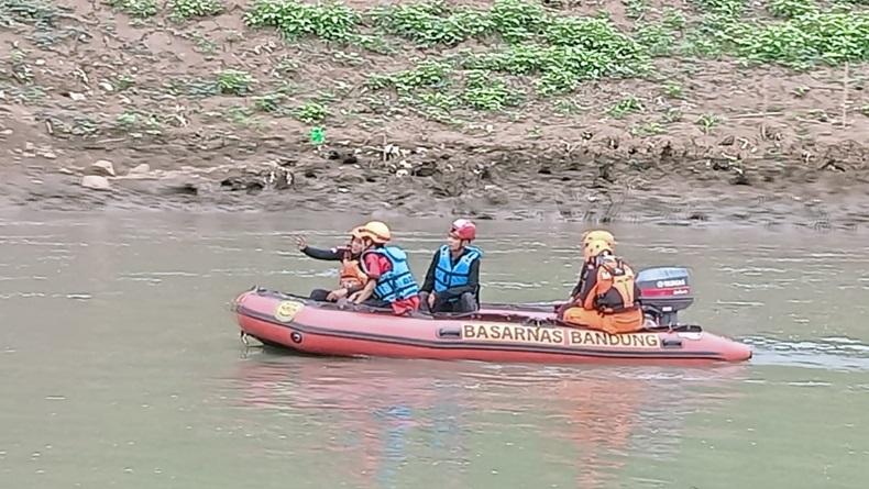 Bocah Hanyut di Sungai Citarum KBB Belum Ditemukan, Pencarian hingga 6 Kilometer