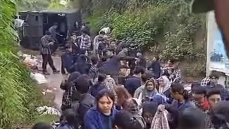 Kecelakaan di KBB, Truk Rombongan Mahasiswa Terguling di Tanjakan Lembang