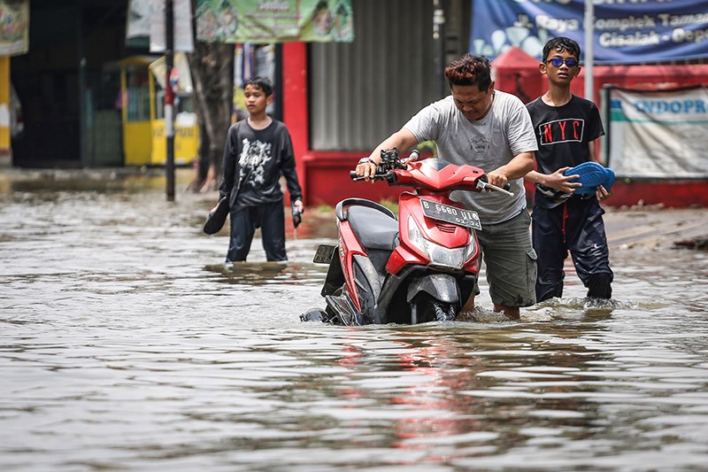 Banjir di Taman Duta Depok, Ketinggian Air hingga 60 Sentimeter - Bagian 2