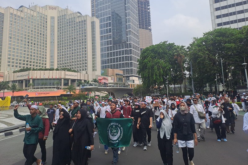 Suasana Ribuan Massa Bela Palestina Mulai Padati Bundaran HI - Bagian 1