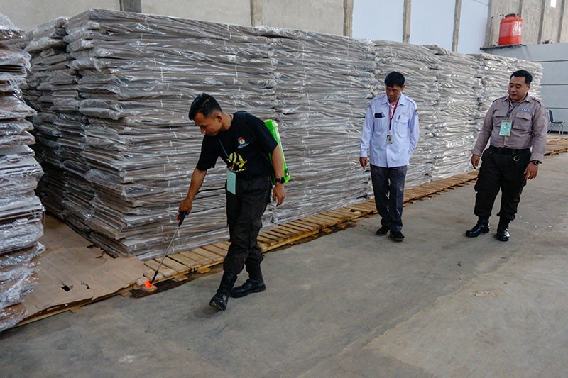 Gudang Logistik KPU Disemprot Cairan Anti Rayap dan Tikus - Bagian 1
