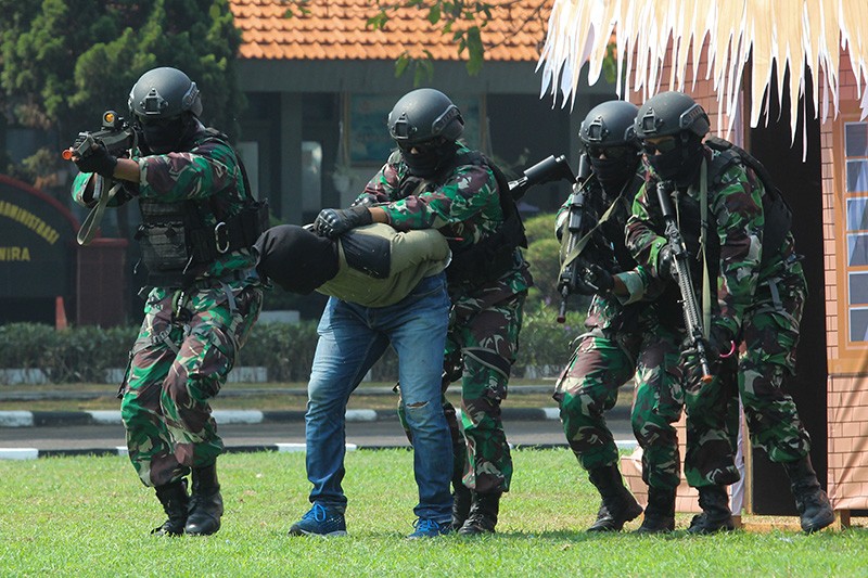 Simulasi Penanggulangan Terorisme saat Upacara Diktukpa TNI AL - Bagian 1