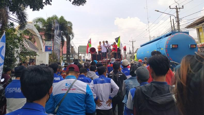 Tuntut Kenaikan Upah 15 Persen, Buruh Blokade Jalan Raya Padalarang KBB
