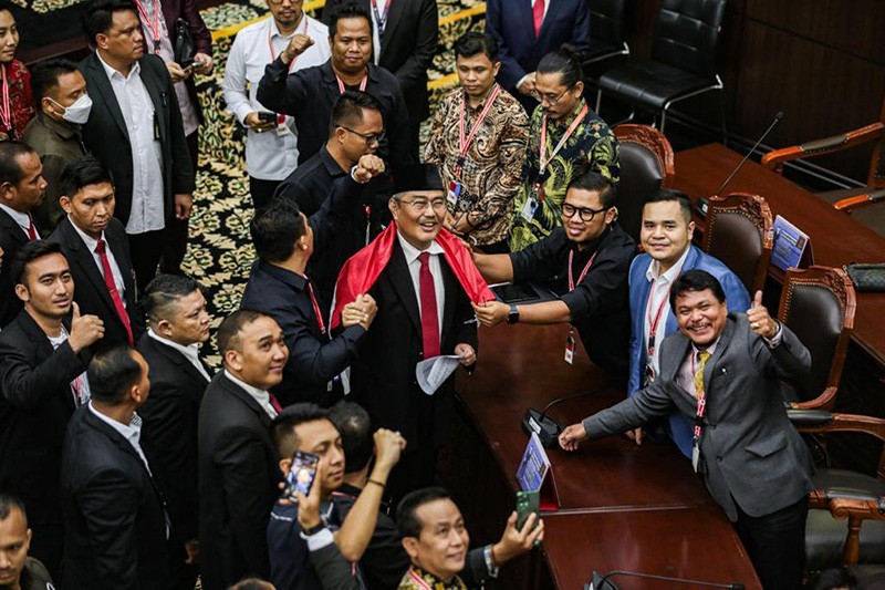 Jimly Dikalungi Bendera Merah Putih Usai MKMK Pecat Anwar Usman dari Ketua MK - Bagian 1