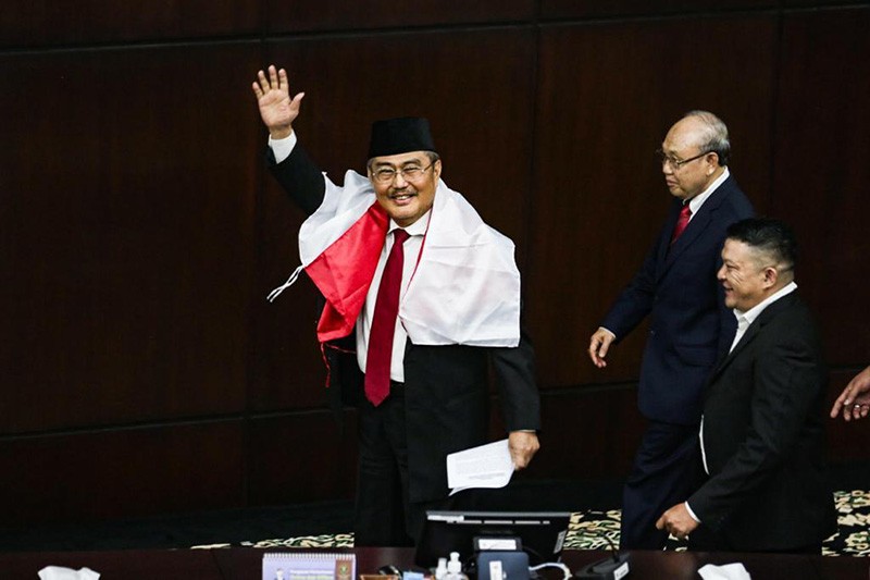 Jimly Dikalungi Bendera Merah Putih Usai MKMK Pecat Anwar Usman dari Ketua MK - Bagian 3