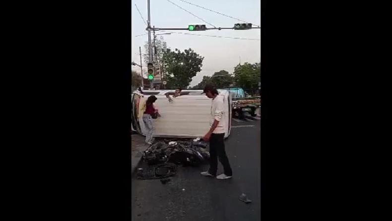 Kecelakaan di Simpang Batu Agung, Gran Max Terobos Lampu Merah Hantam Pemotor