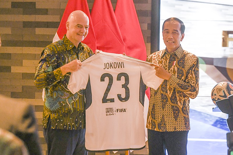 Presiden Jokowi Dapat Jersey Bernomor 23 dari Presiden FIFA Gianni Infantino - Bagian 1