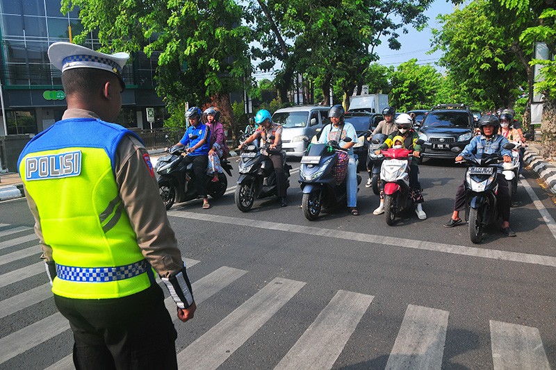 Pengendara Berhenti Selama 1 Menit, Mengheningkan Cipta Mengenang Jasa Pahlawan - Bagian 1