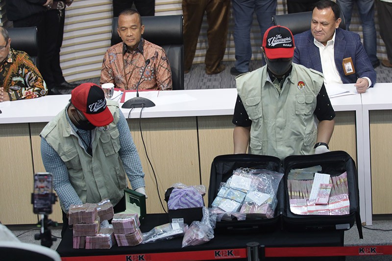 Uang Tunai Rp1,8 Miliar Hasil OTT KPK Tangkap Pj Bupati Sorong - Bagian 1