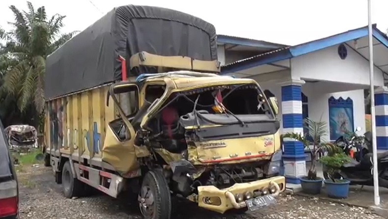 Kronologi 2 Kendaraan Adu Banteng di Jalinsum Perlabian Labusel, Avanza dan Truk Ringsek