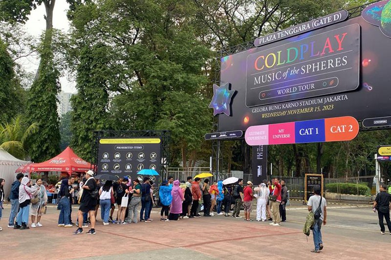 Antrean Konser Coldplay Mulai Panjang, Cuaca Gerimis - Bagian 1