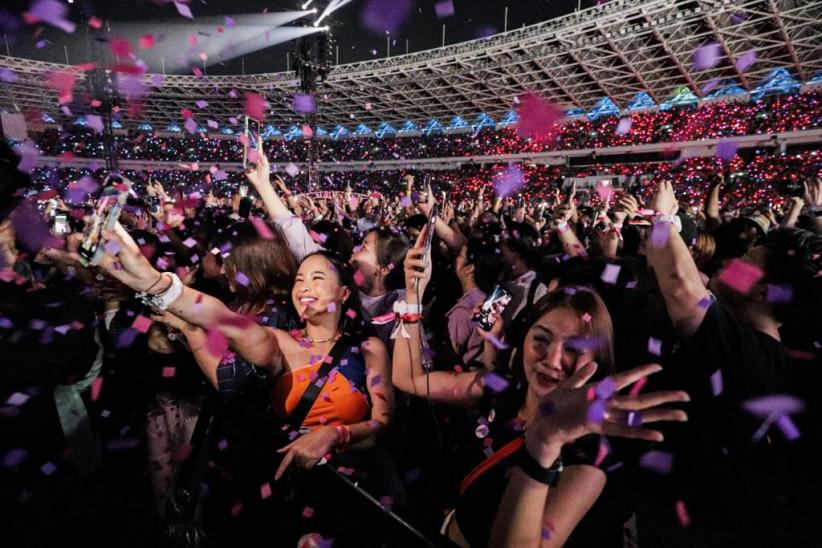Foto-Foto Coldplay Tampil Memukau, Stadion GBK Dipenuhi Cahaya Ponsel - Bagian 7