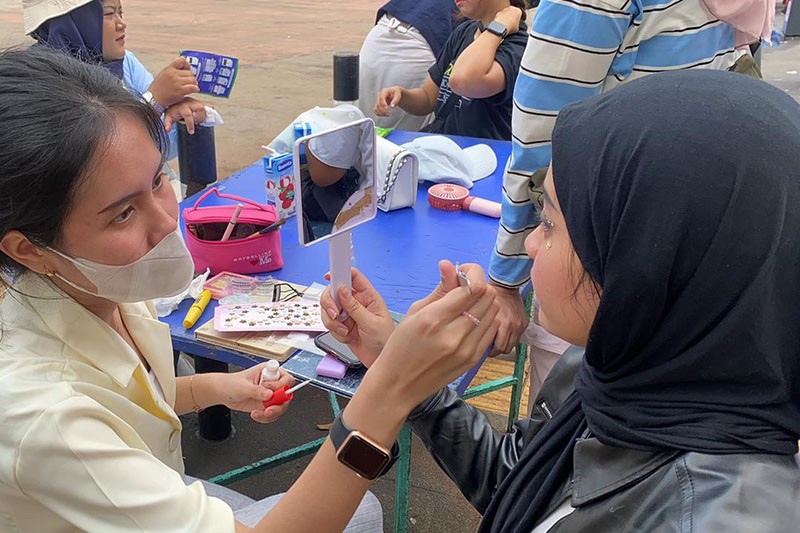 Jasa Makeup Dadakan Banjir Orderan Jelang Konser Coldplay, Segini Tarifnya - Bagian 1