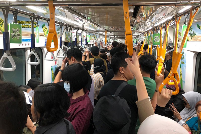 Penonton Konser Coldplay Berjubel Naik Kereta MRT  - Bagian 1
