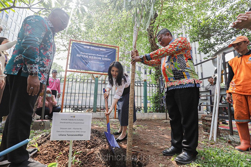 Jelang HUT MNC Group, Liliana Tanoesoedibjo Tanam Pohon Tabebuya di RPTRA Kebon Sirih - Bagian 1
