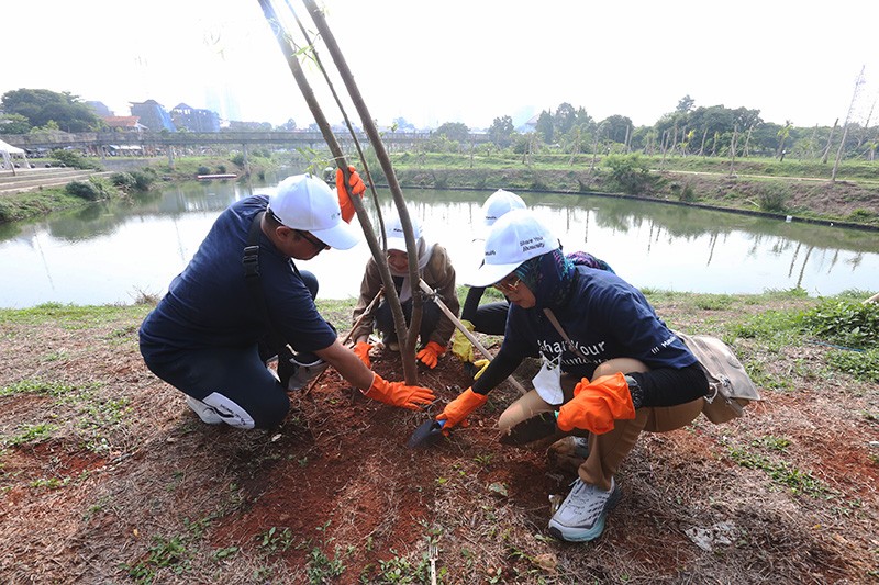 100 Relawan Tanam Ratusan Pohon Salix dan Bugenvil di Taman Waduk Lebak Bulus - Bagian 4