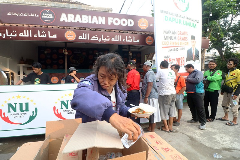 Dapur Umum Prof Mahfud Sediakan 150 Porsi Makan Gratis Setiap Hari - Bagian 2