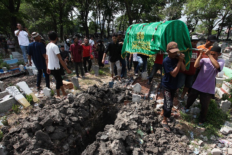 Suasana Haru Pemakaman Korban Tabrakan Kereta Api dengan Mikrobus di Lumajang - Bagian 2