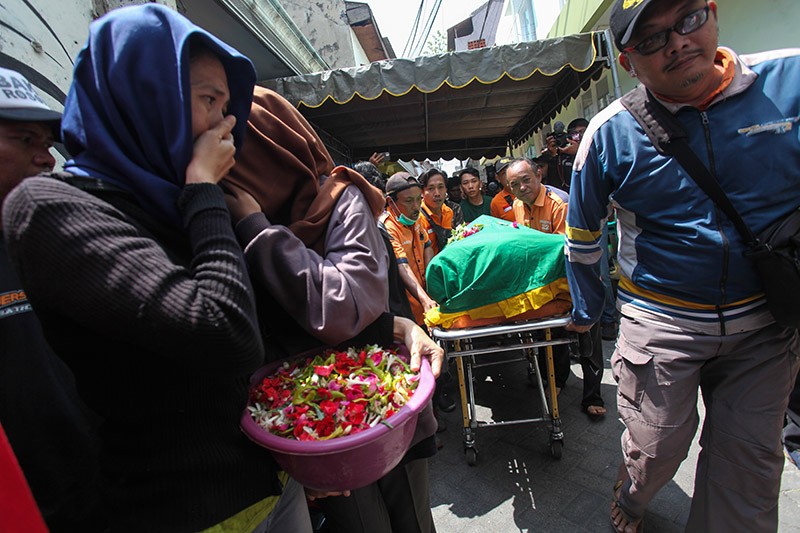 Suasana Haru Pemakaman Korban Tabrakan Kereta Api dengan Mikrobus di Lumajang - Bagian 1