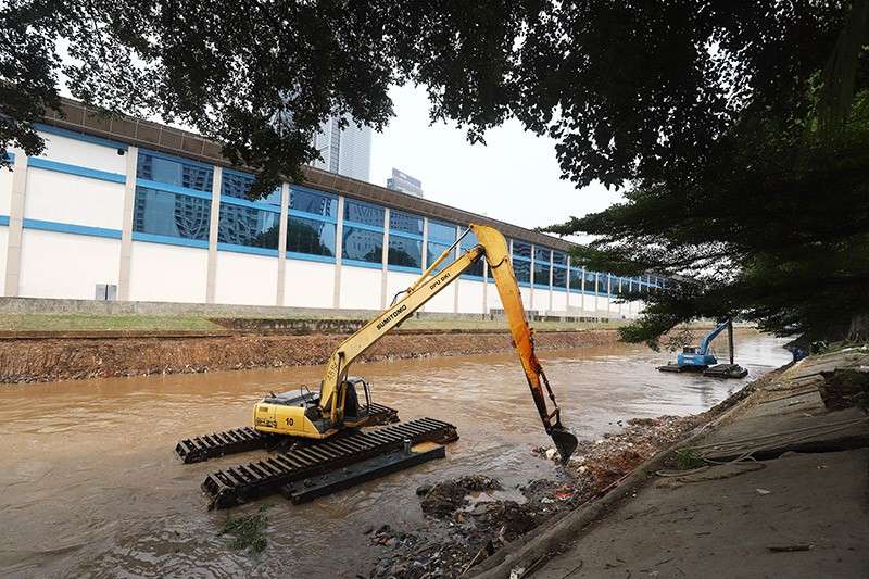 Pengerukan Lumpur Kali Ciliwung Antisipasi Banjir saat Musim Hujan - Bagian 2