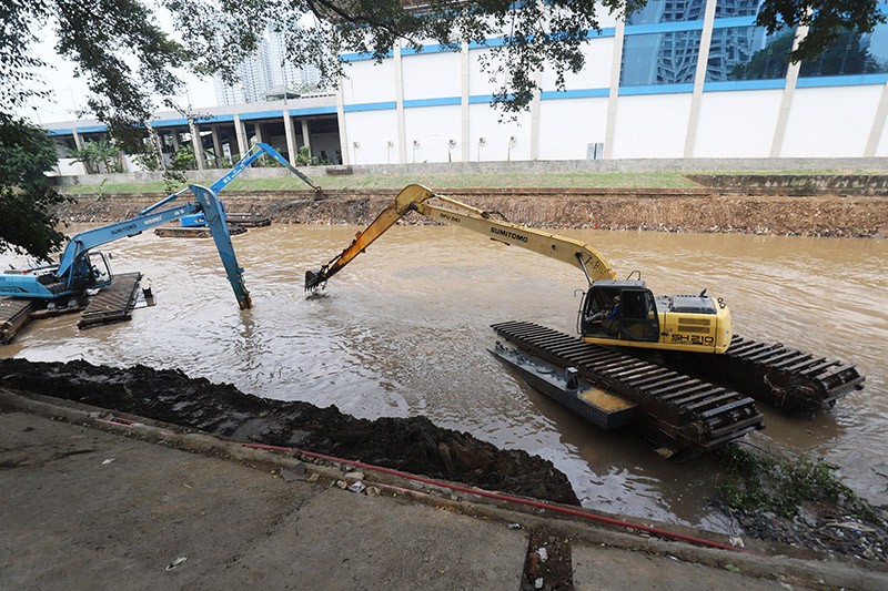 Pengerukan Lumpur Kali Ciliwung Antisipasi Banjir saat Musim Hujan - Bagian 1
