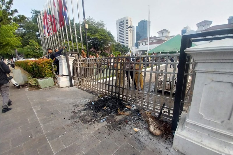 Situasi Memanas Jelang Pengumuman UMP 2024, Massa Rusak Pagar Balai Kota DKI Jakarta - Bagian 3