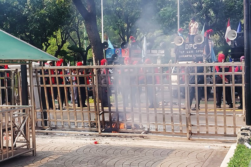 Situasi Memanas Jelang Pengumuman UMP 2024, Massa Rusak Pagar Balai Kota DKI Jakarta - Bagian 1