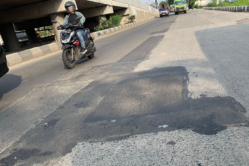 Jalanan Rusak di Ibu Kota Ditambal tapi Tidak Rata, Pengendara Diimbau Hati-Hati - Bagian 1