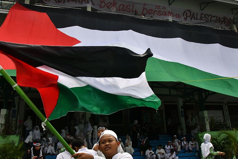Pelajar Bekasi Kibarkan Bendera Palestina Ukuran Raksasa - Bagian 1