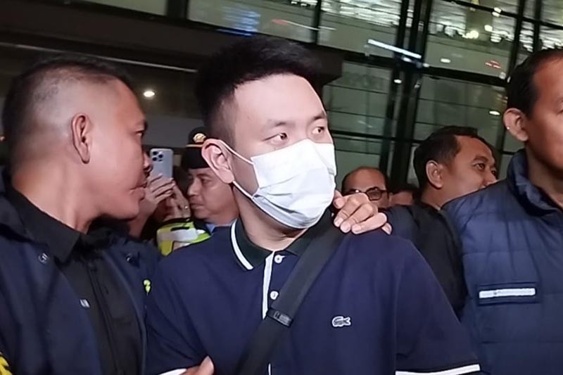 Ekspresi Jessica Iskandar Emosi Bertemu Buronan Kasus Penipuan Sewa Mobil - Bagian 2
