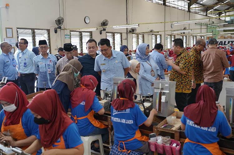 1.202 Buruh Pabrik Rokok di Sleman Terima BLT DBHCHT Senilai Rp600.000