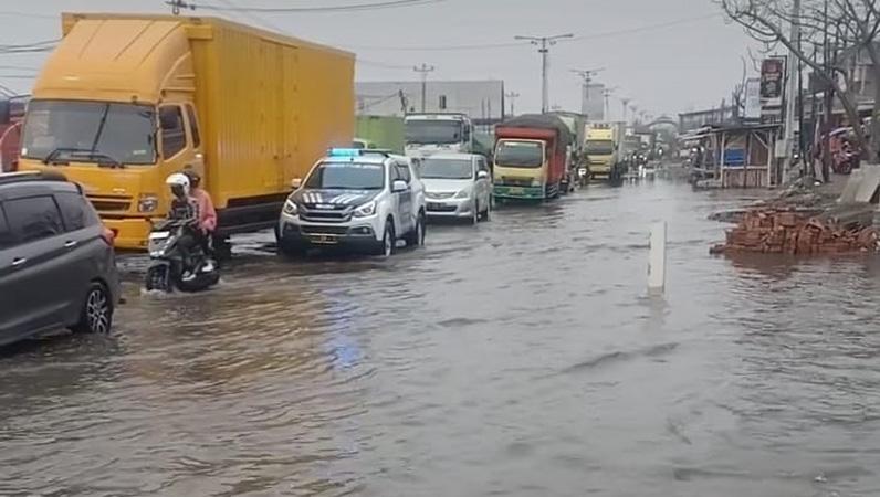 Banjir Rob Kepung Sayung, Jalur Pantura Demak-Semarang Tersendat