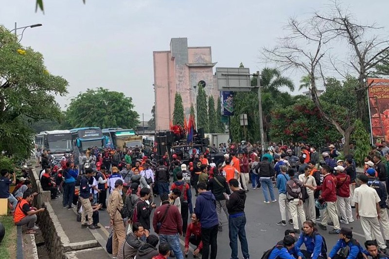 Demo Ribuan Buruh Memblokir Jalan, Kawasan Cikarang Macet Total - Bagian 1