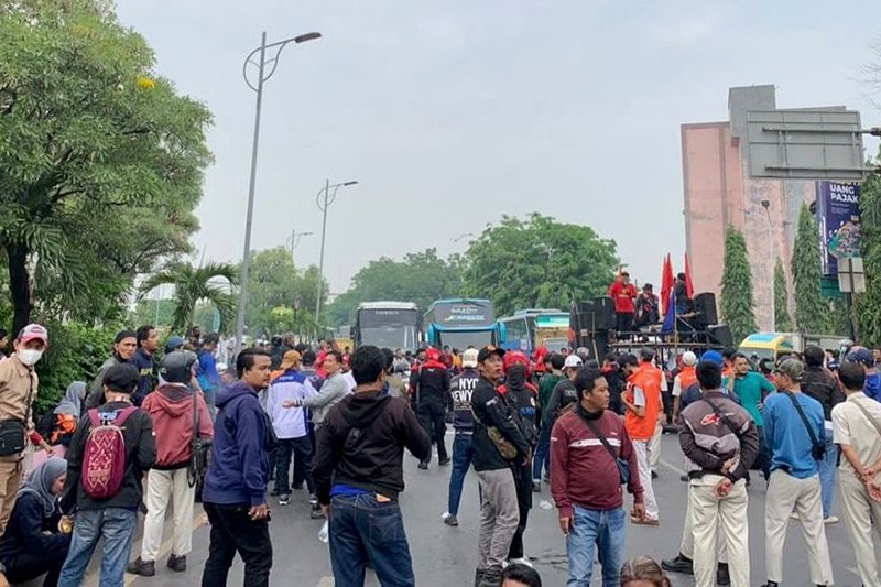 Demo Ribuan Buruh Memblokir Jalan, Kawasan Cikarang Macet Total - Bagian 2