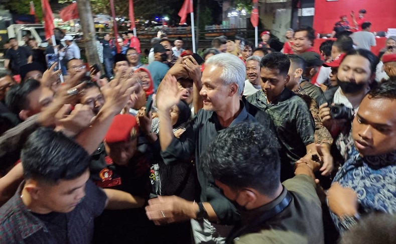 Temui Ratusan Relawan di Surabaya, Ganjar Ajak Lawan KKN