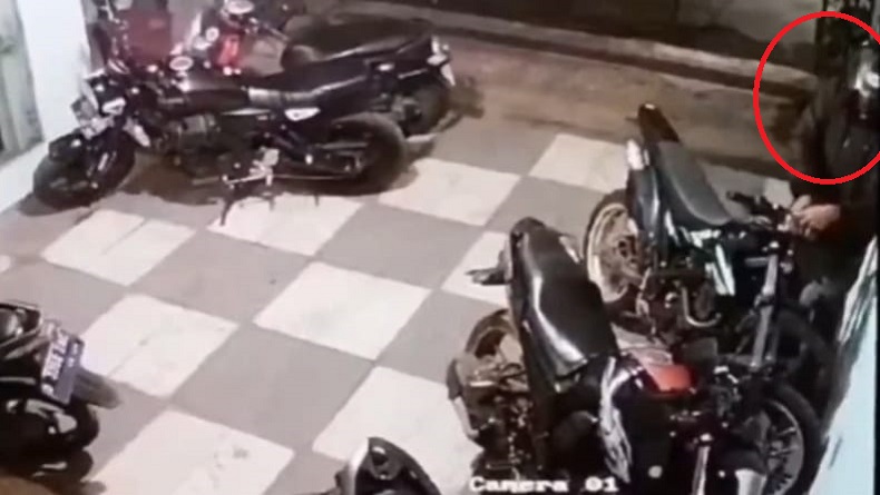 Detik-detik Aksi Pencuri Motor di Tempat Kos Mahasiswa Cibeber Cimahi Terekam CCTV