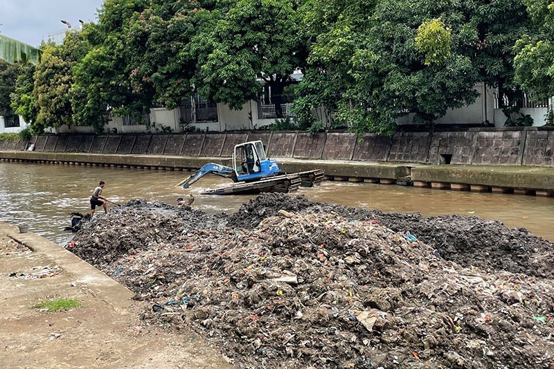 Antisipasi Banjir Jakarta, Pengerukan Lumpur Kali Ciliwung Dikebut  - Bagian 2