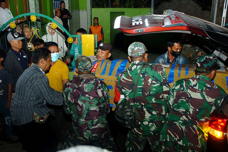 Isak Tangis Keluarga Terima Jenazah Pekerja Bangunan yang Tewas Ditembak KKB - Bagian 2