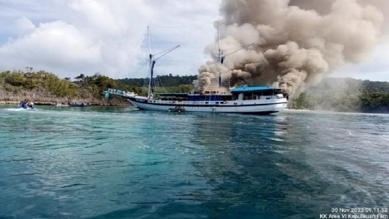 Penampakan Kapal Wisata Terbakar di Raja Ampat, Asap Tebal Mengepul