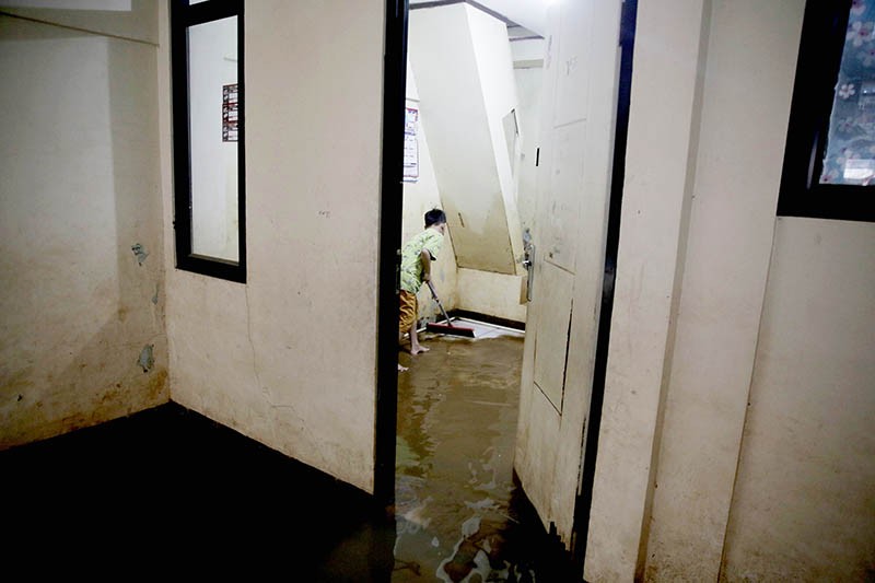 Permukiman Warga Kebon Pala Jakarta Masih Terendam Banjir 30 Sentimeter - Bagian 4