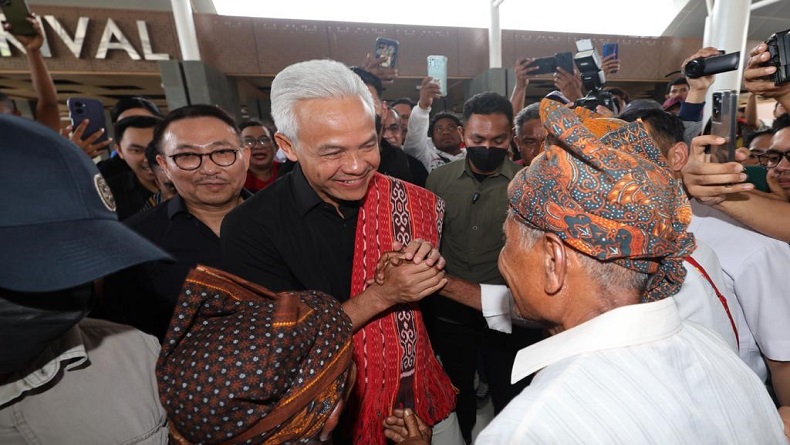Ganjar Pranowo Disambut Pantun dan Disematkan Selendang Khas Daerah saat Tiba di Kupang