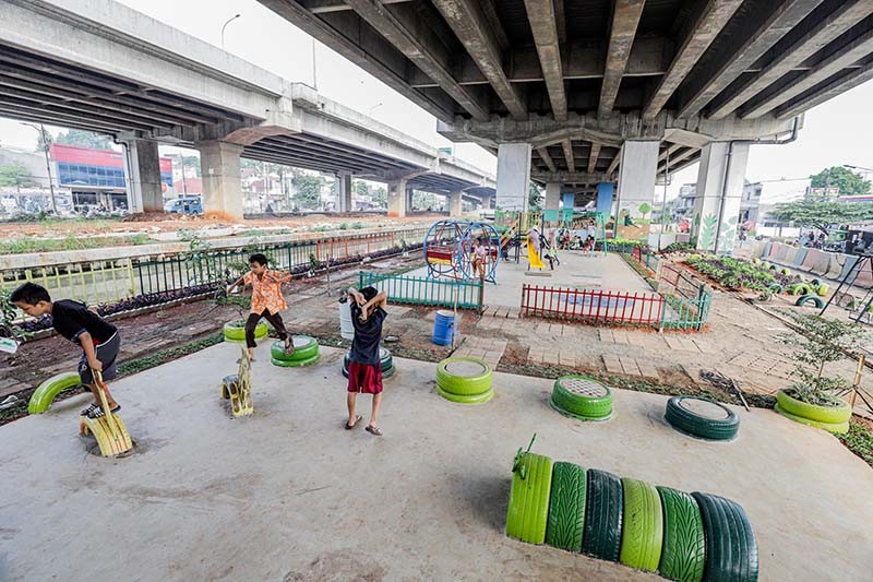 Potret Lahan Tidur Kolong Tol Becakayu Disulap Jadi Taman Bermain Anak - Bagian 2