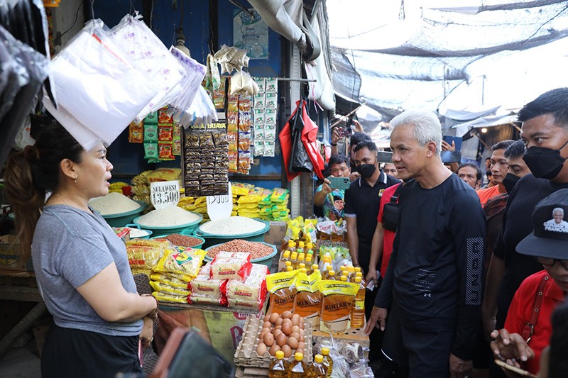 Antusiasme Warga Sampaikan Aspirasi saat Ganjar Blusukan ke Pasar di Kupang - Bagian 1