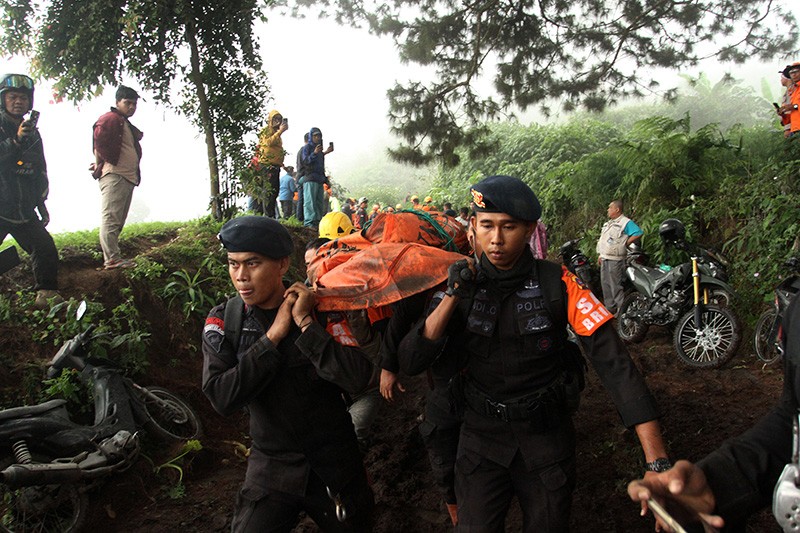 Proses Evakuasi 8 Jenazah Pendaki Korban Erupsi Gunung Marapi - Bagian 3