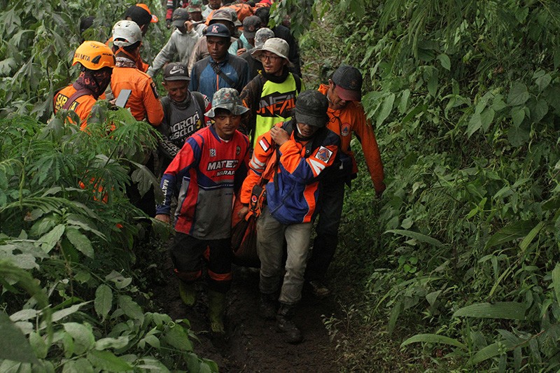 Proses Evakuasi 8 Jenazah Pendaki Korban Erupsi Gunung Marapi - Bagian 1