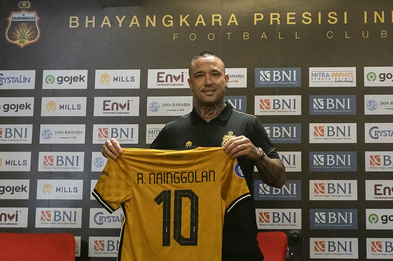 Ekspresi Radja Nainggolan Pamer Seragam Bhayangkara FC Nomor 10 - Bagian 1