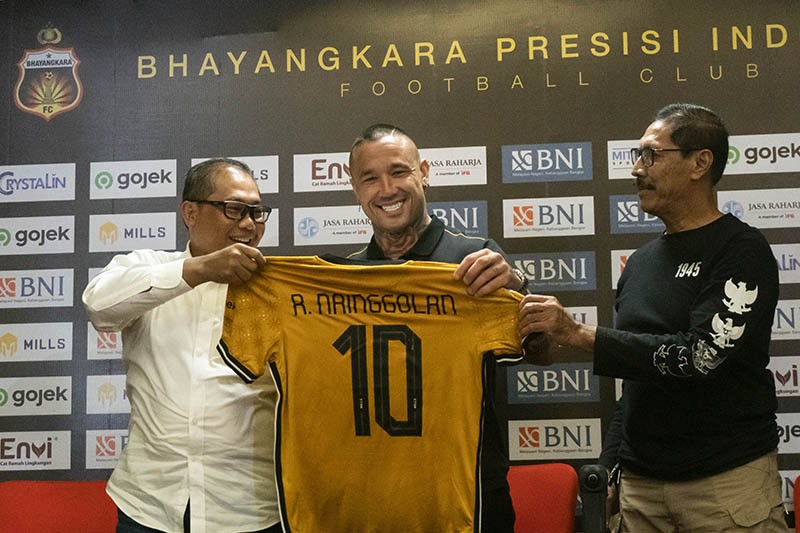 Ekspresi Radja Nainggolan Pamer Seragam Bhayangkara FC Nomor 10 - Bagian 2