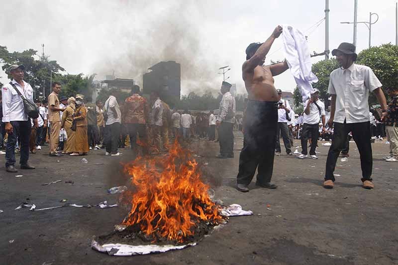 Perangkat Desa Bakar Seragam di Depan Gedung DPR - Bagian 4