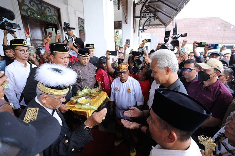 Kunjungi Kedaton Kutai Kartanegara, Ganjar Komitmen Dukung Pelestarian Kesultanan Nusantara - Bagian 3